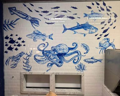 Parede de azulejos do Restaurante Azur do Mar, no Mercado Municipal de Pinheiros, com peixes, polvos e frutos do mar pintados à mão.
