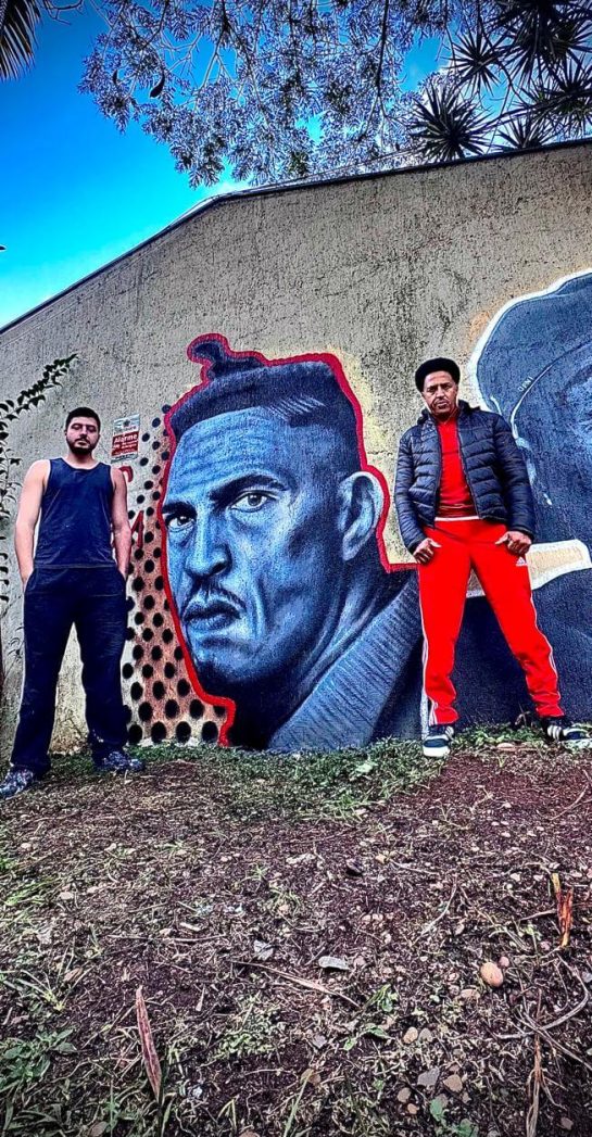 Retrato de Mano Brown pintado em estúdio de gravação, em homenagem ao icônico rapper do grupo Racionais MC's.