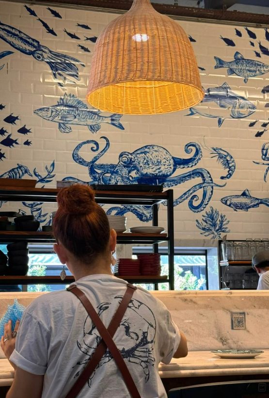 Parede de azulejos do Restaurante Azur do Mar, no Mercado Municipal de Pinheiros, com peixes, polvos e frutos do mar pintados à mão.