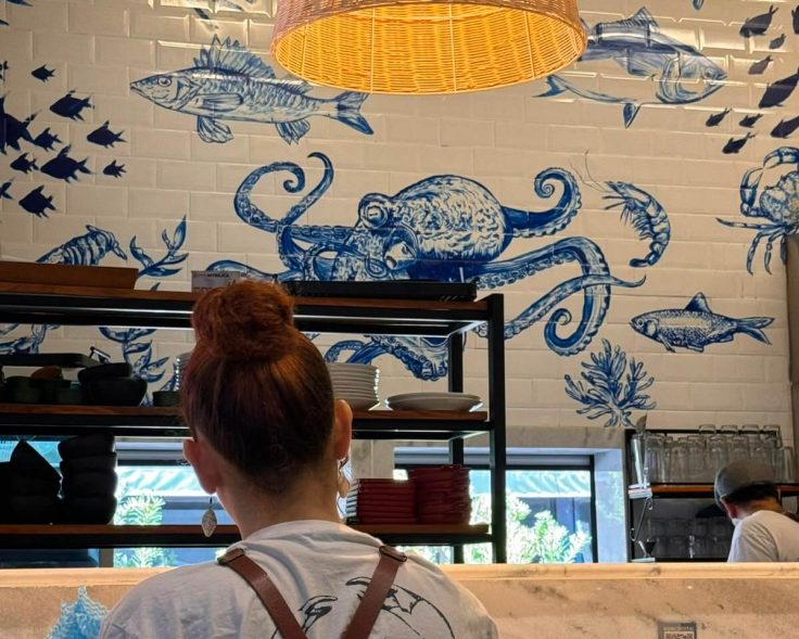 Parede de azulejos do Restaurante Azur do Mar, no Mercado Municipal de Pinheiros, com peixes, polvos e frutos do mar pintados à mão.