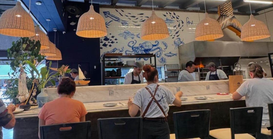 Parede de azulejos do Restaurante Azur do Mar, no Mercado Municipal de Pinheiros, com peixes, polvos e frutos do mar pintados à mão.