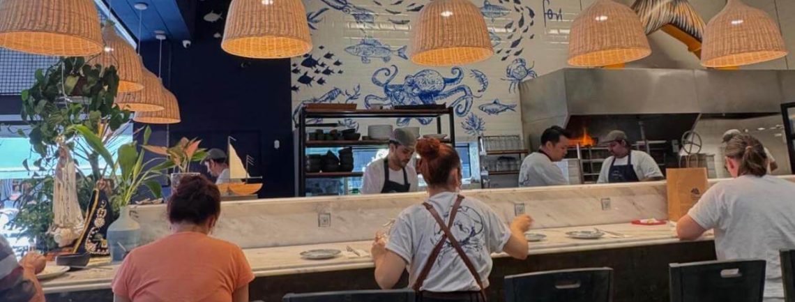 Parede de azulejos do Restaurante Azur do Mar, no Mercado Municipal de Pinheiros, com peixes, polvos e frutos do mar pintados à mão.