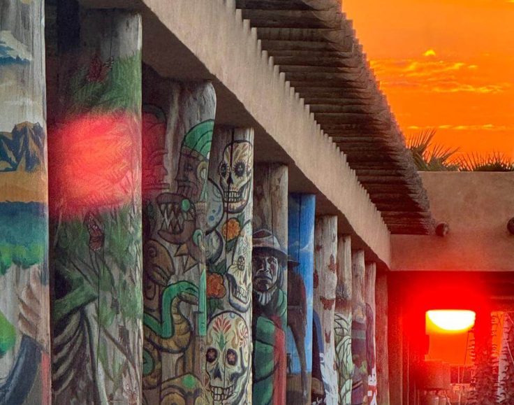 Colunas de madeira maciça e troncos pintados com motivos inspirados na cultura e arquitetura de Santa Fe, Novo México.