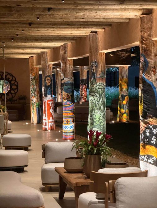 Colunas de madeira maciça e troncos pintados com motivos inspirados na cultura e arquitetura de Santa Fe, Novo México.